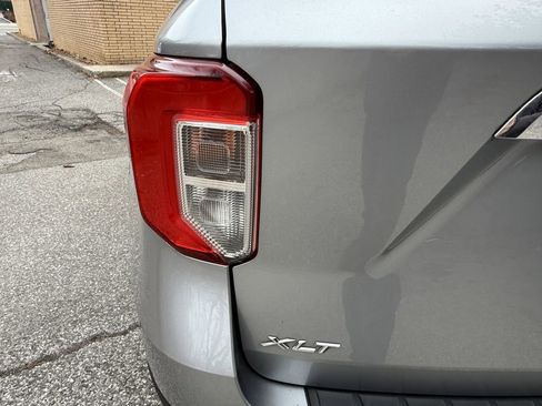 Used 2022 Ford Explorer XLT AWD/4WD image 32