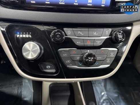 Used 2023 Chrysler Pacifica Touring-L image 18