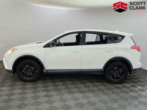 Used 2018 Toyota RAV4 LE FWD image 4