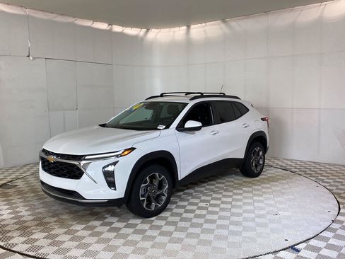 Used 2024 Chevrolet Trax LT w/ Driver Confidence Package FWD image 5