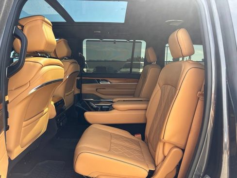Used 2022 Jeep Grand Wagoneer Series III AWD/4WD image 34