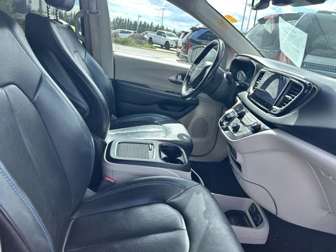Used 2021 Chrysler Pacifica Touring-L FWD image 12
