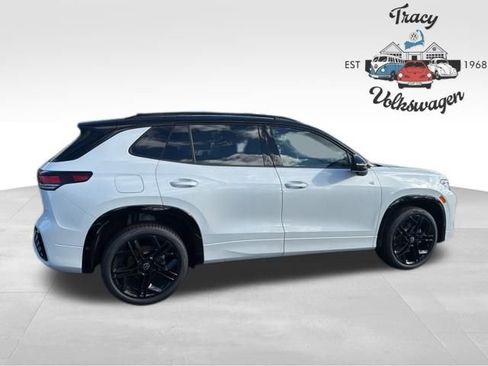 New 2025 Volkswagen Tiguan SE R-Line image 8