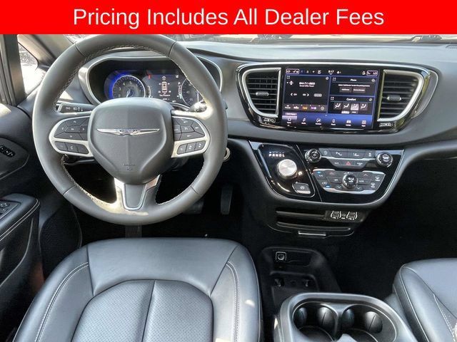 Used 2025 Chrysler Pacifica Select FWD image 14
