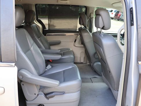Used 2010 Volkswagen Routan SE FWD image 25