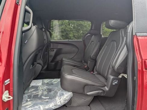 New 2026 Chrysler Pacifica Select image 9