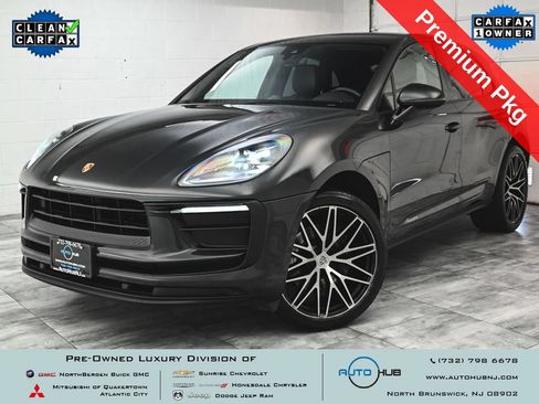 Used 2022 Porsche Macan AWD/4WD image 1