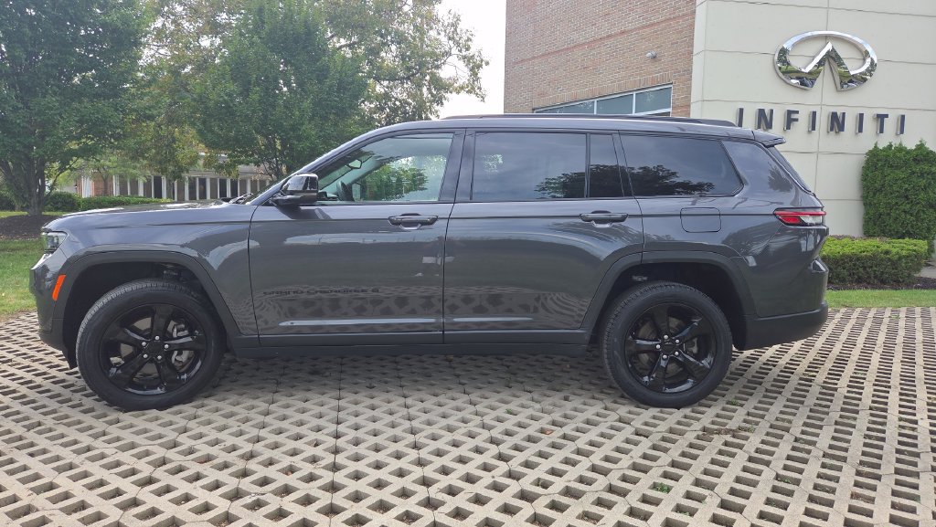 Used 2023 Jeep Grand Cherokee L Limited w/ Black Appearance Package AWD/4WD image 7