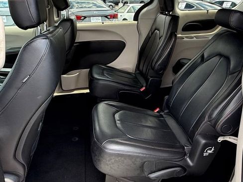 Used 2019 Chrysler Pacifica Touring-L FWD image 13