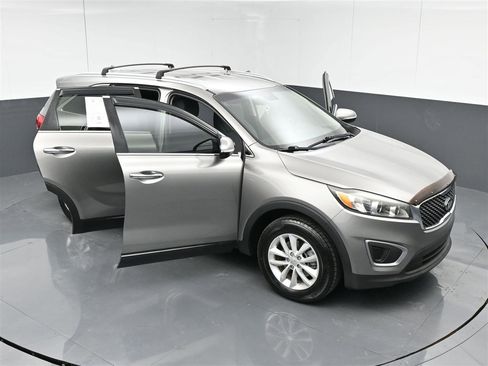 Used 2017 Kia Sorento LX w/ LX Convenience Package FWD image 37