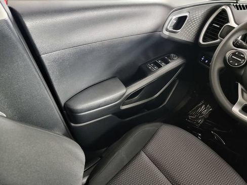 Used 2025 Kia Soul LX w/ LX Technology Package FWD image 29
