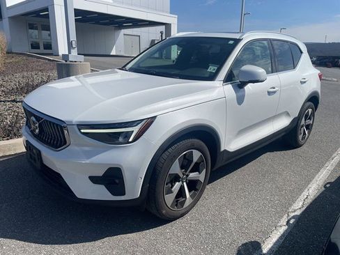 Used 2023 Volvo XC40 B5 Plus w/ Driver Assist Package image 3