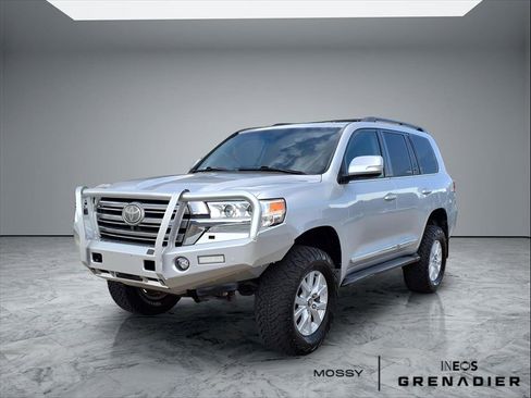 Used 2016 Toyota Land Cruiser image 2
