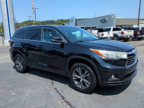 Used 2016 Toyota Highlander XLE FWD image 2