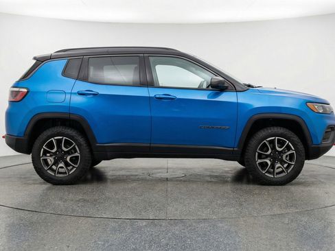 Used 2025 Jeep Compass Trailhawk AWD/4WD image 11