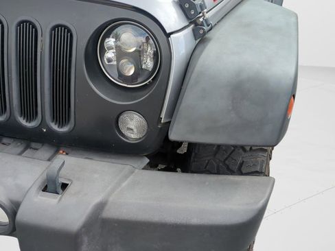 Used 2014 Jeep Wrangler Unlimited Rubicon w/ Connectivity Group image 9