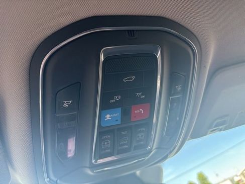 Used 2023 Jeep Grand Cherokee Limited w/ Luxury Tech Group II AWD/4WD image 16