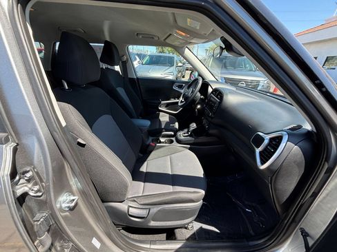 Used 2025 Kia Soul LX w/ LX Technology Package FWD image 24