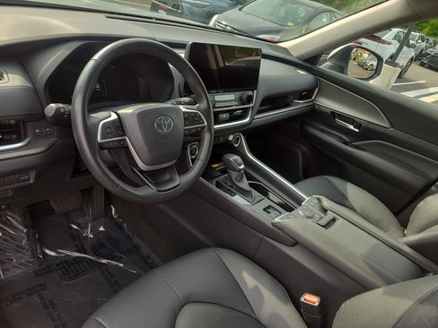 Certified 2025 Toyota Grand Highlander AWD image 15