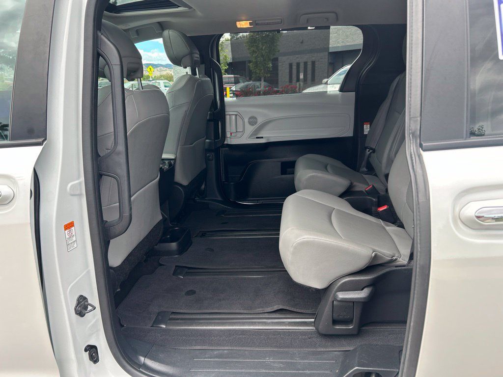 Used 2025 Toyota Sienna XLE AWD/4WD image 20