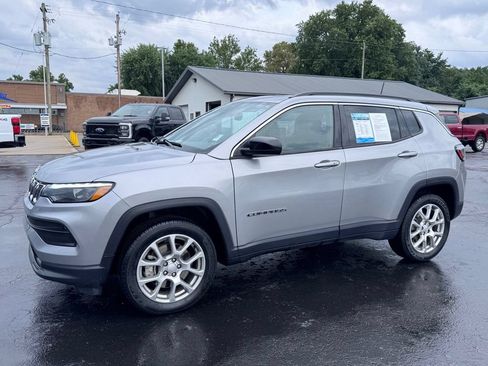 Used 2023 Jeep Compass Latitude w/ Sun and Sound Group AWD/4WD image 2