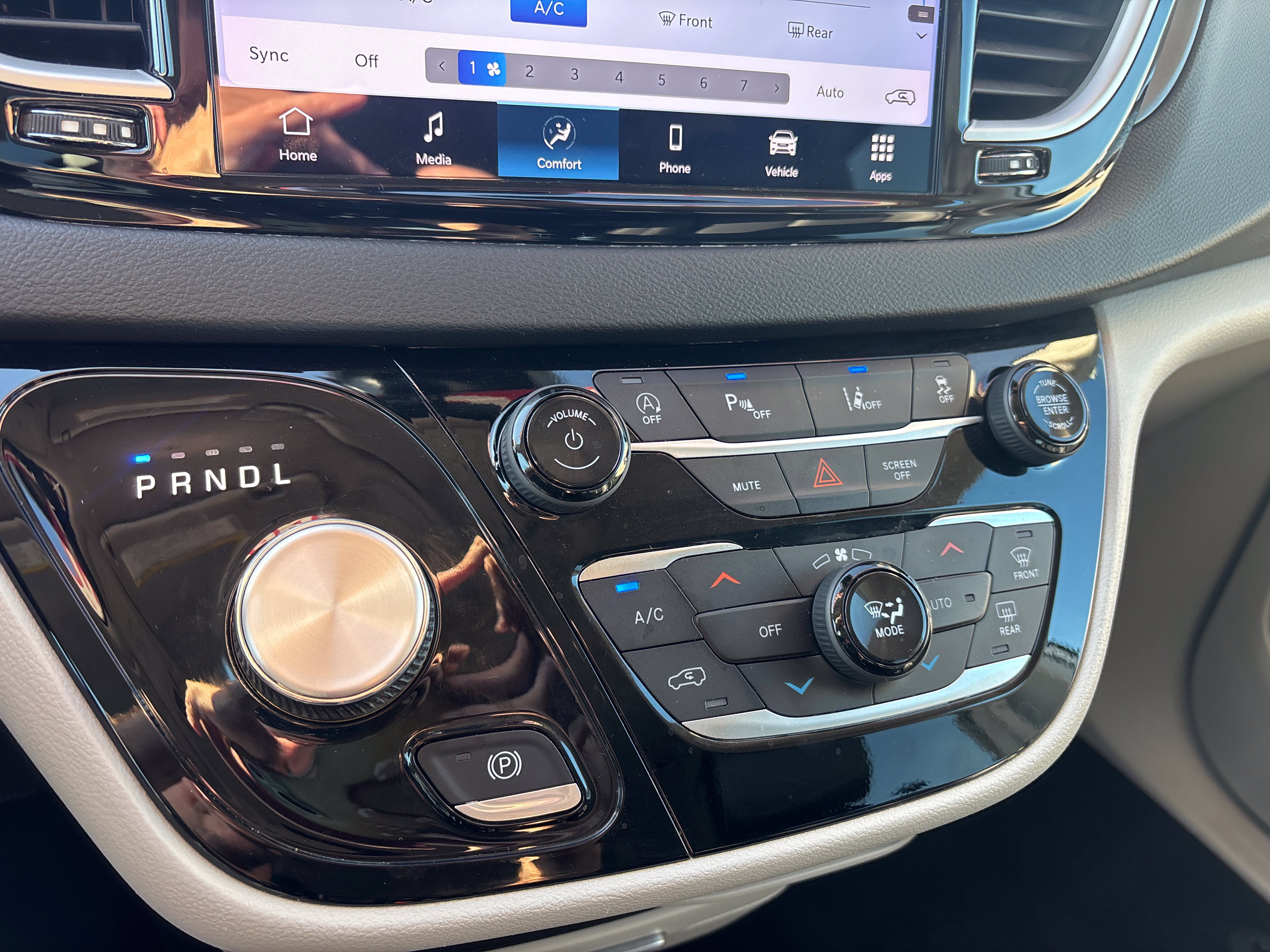 Used 2024 Chrysler Pacifica Touring-L FWD image 19