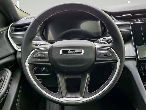 Used 2025 Jeep Grand Cherokee Laredo X image 15