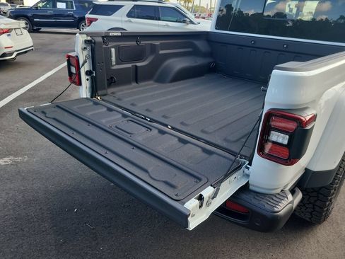 Used 2025 Jeep Gladiator Mojave AWD/4WD image 8