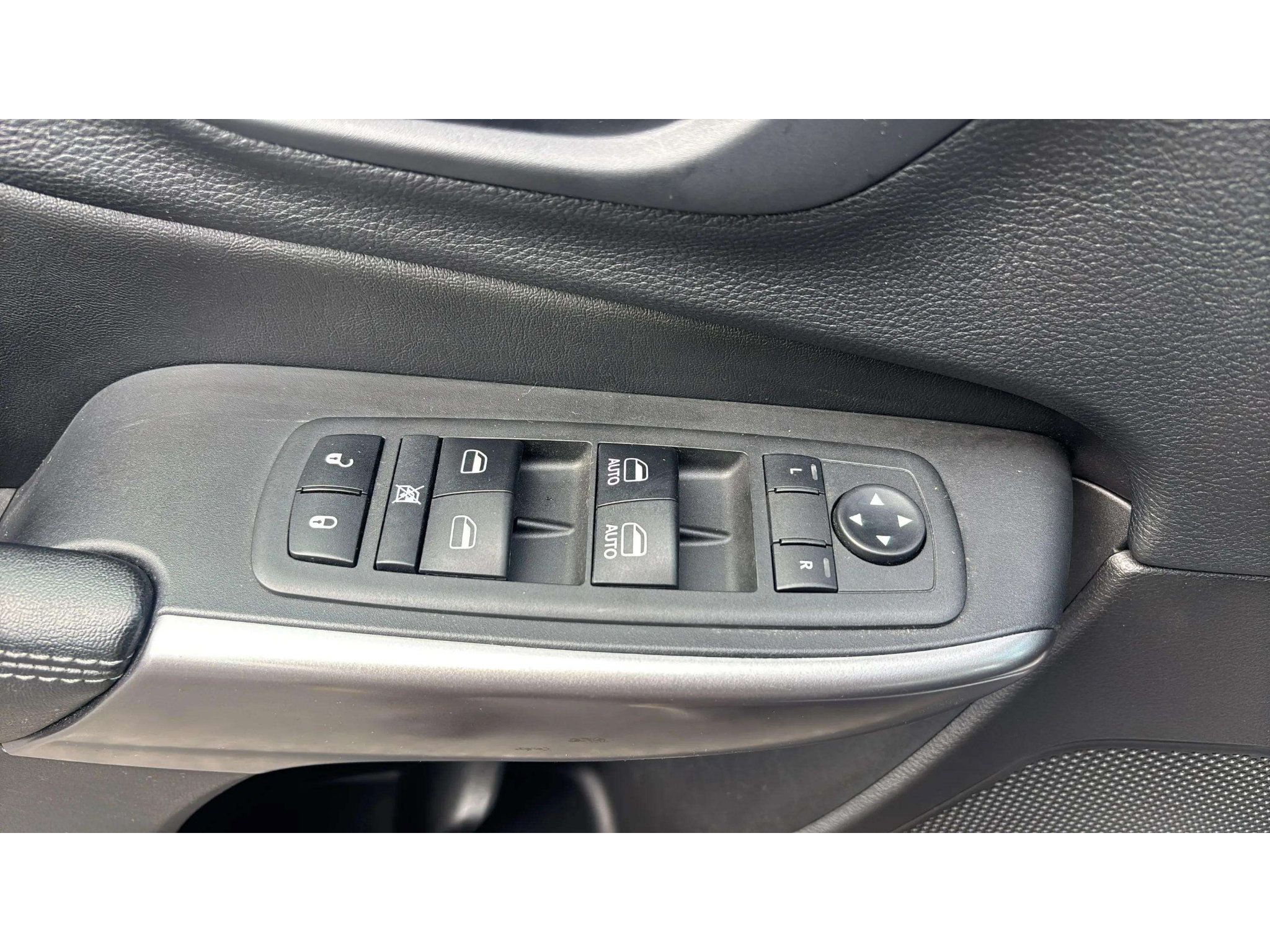 Used 2019 Jeep Cherokee Latitude Plus w/ Comfort/Convenience Group AWD/4WD image 18