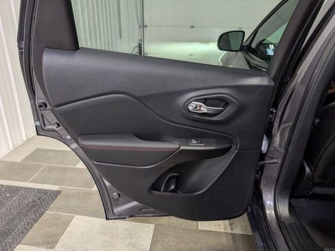Used 2022 Jeep Cherokee Trailhawk w/ Sound & Nav Group AWD/4WD image 8