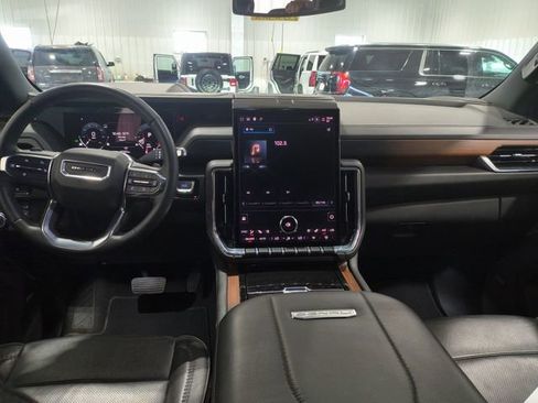 Used 2025 GMC Yukon XL Denali AWD/4WD image 4