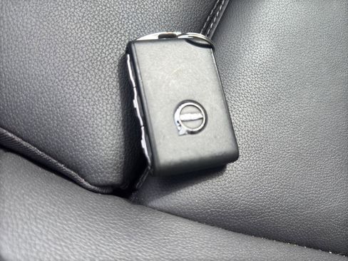 Used 2025 Volvo XC40 B5 Plus image 29