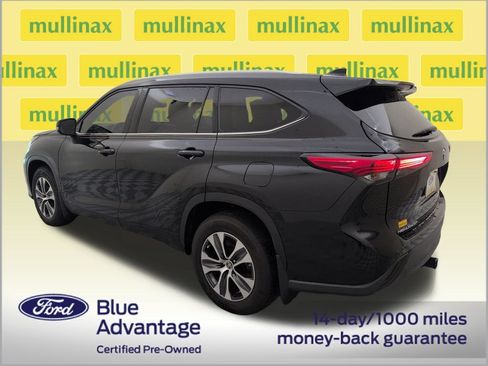 Used 2022 Toyota Highlander XLE AWD/4WD image 10