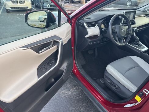 Used 2021 Toyota RAV4 Limited image 11