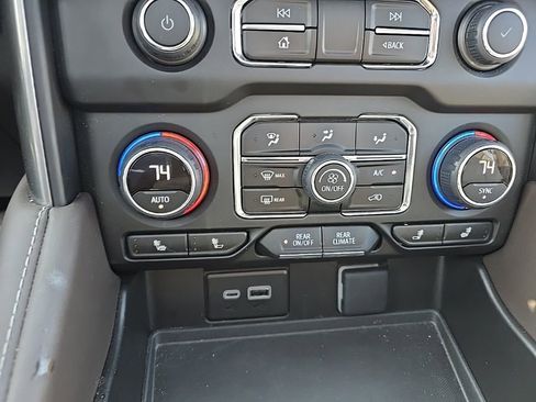 Used 2024 Chevrolet Suburban LT w/ Luxury Package image 26