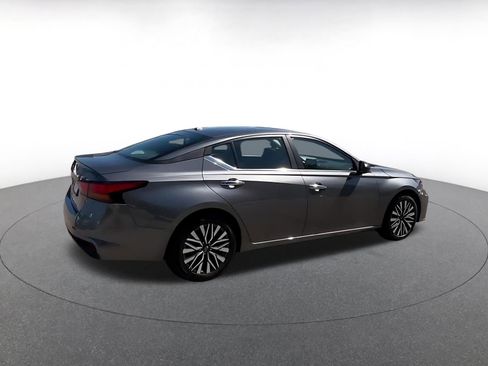 Used 2025 Nissan Altima 2.5 SV FWD image 15