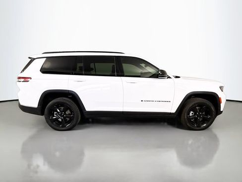 Used 2025 Jeep Grand Cherokee L Limited w/ Black Appearance Package AWD/4WD image 8