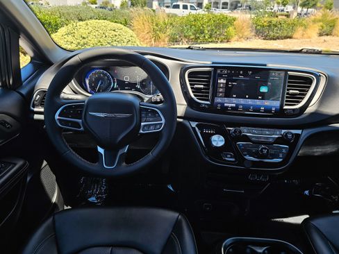 Used 2025 Chrysler Pacifica Select FWD image 22
