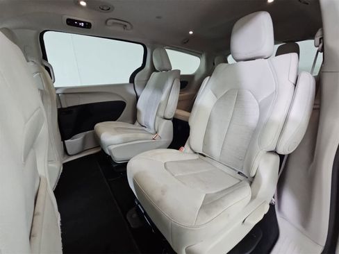 Used 2018 Chrysler Pacifica Touring Plus image 19