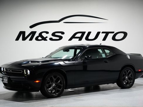 Used 2017 Dodge Challenger SXT Plus image 4