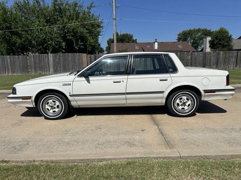 Used 1987 Oldsmobile Cutlass Ciera Sedan FWD image 9