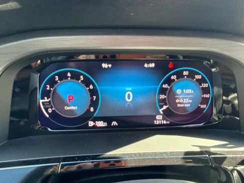 Used 2025 Volkswagen Atlas Cross Sport SE w/ Panoramic Sunroof Package FWD image 10