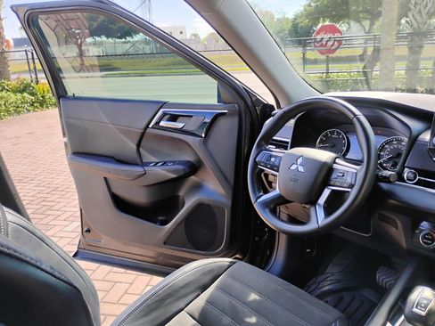 Used 2023 Mitsubishi Outlander SE image 46