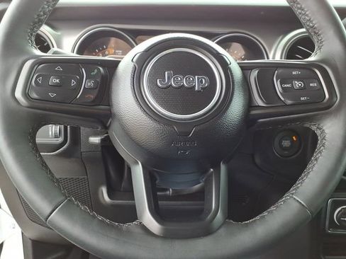 Used 2023 Jeep Gladiator Mojave AWD/4WD image 18