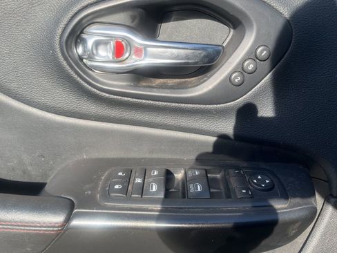 Used 2019 Jeep Cherokee Trailhawk AWD/4WD image 8