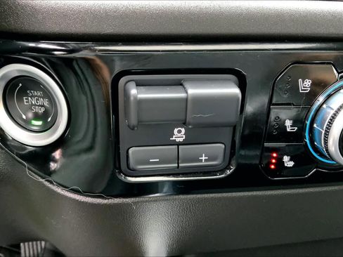 Used 2025 GMC Sierra 2500 SLT w/ SLT Premium Package image 32