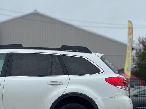 Used 2010 Subaru Outback 2.5i Limited image 16