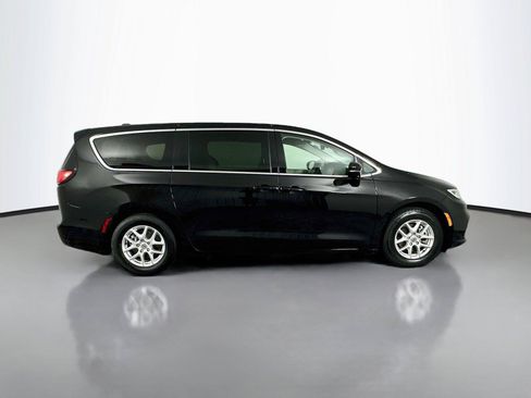 Used 2024 Chrysler Pacifica Touring-L FWD image 17