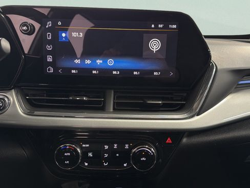 Used 2025 Chevrolet Trax LT w/ LT Convenience Package image 32