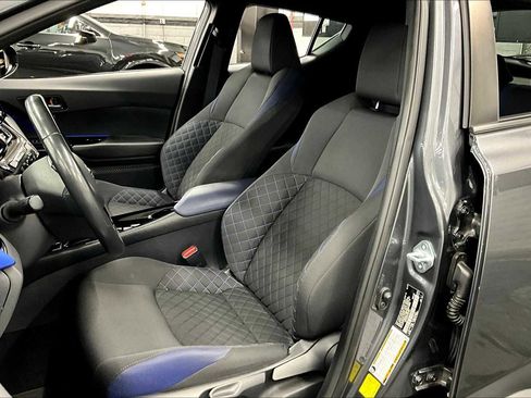 Used 2022 Toyota C-HR XLE image 7